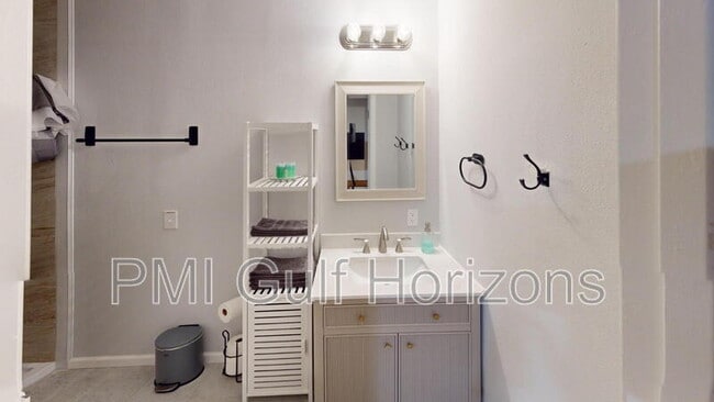 Building Photo - 3900 Baywoods Dr