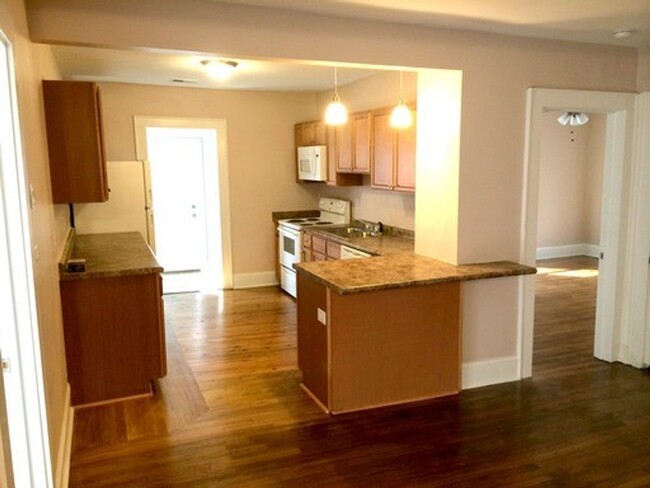 Building Photo - Lovely 3 Bedroom 2 Bath home. Available Now!
