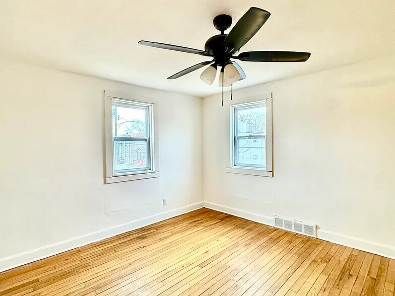 Building Photo - 212 S Chestnut St