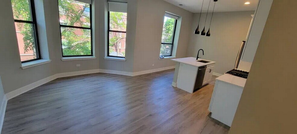 Primary Photo - 3611 N Greenview Ave