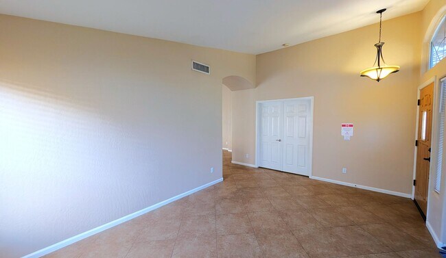 Building Photo - 3 Bedroom Home in the Silverhawk Community Near N Cooper Rd and W Guadalupe Rd!