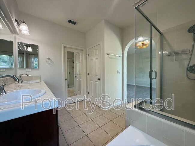 Building Photo - 1720 Dalia Ln