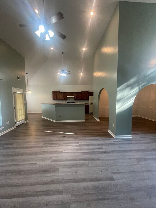 Building Photo - Available NOW in Snowden Grove Area!  3 BR...