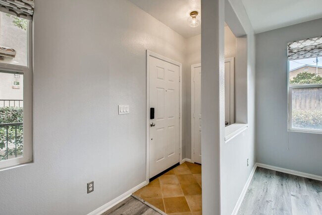Building Photo - Fantastic 4 Bedroom House in Central San Diego Available in August!!
