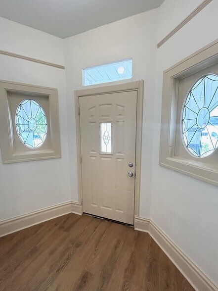 Entryway - 814 S Jefferson St