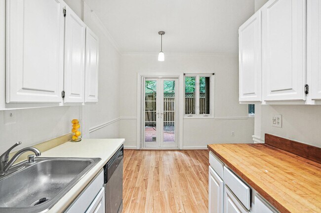 Building Photo - 4114 Davis Pl NW