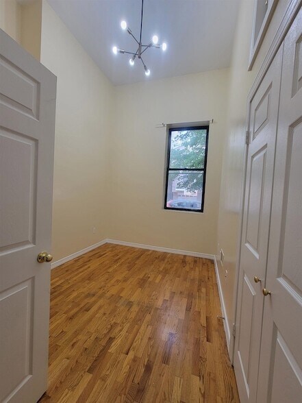 Building Photo - 409 W 53rd St