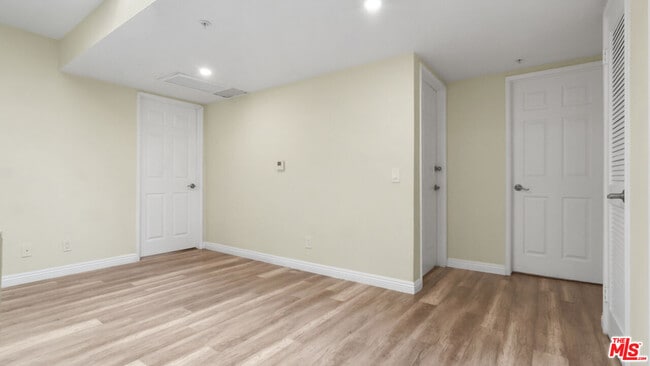 Building Photo - 420 Riverdale Dr