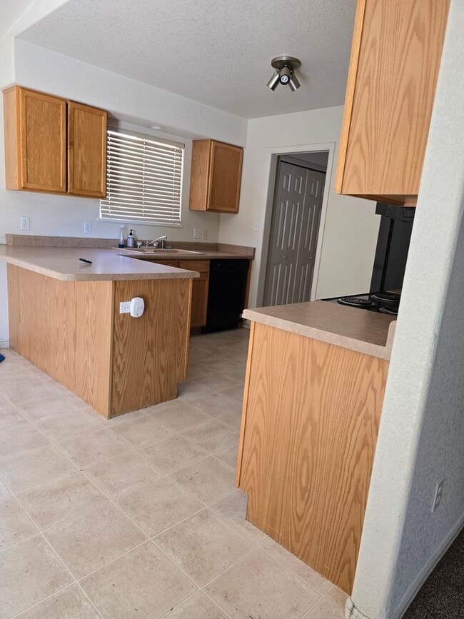 Building Photo - Nestled 3 bedroom, 2 bathroom in Fruitvale area