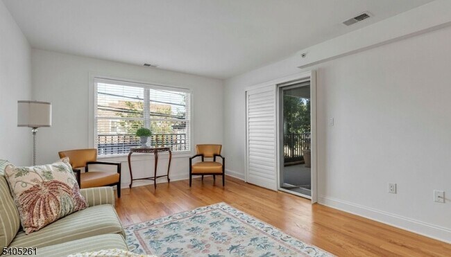 Building Photo - 112 N Broadway