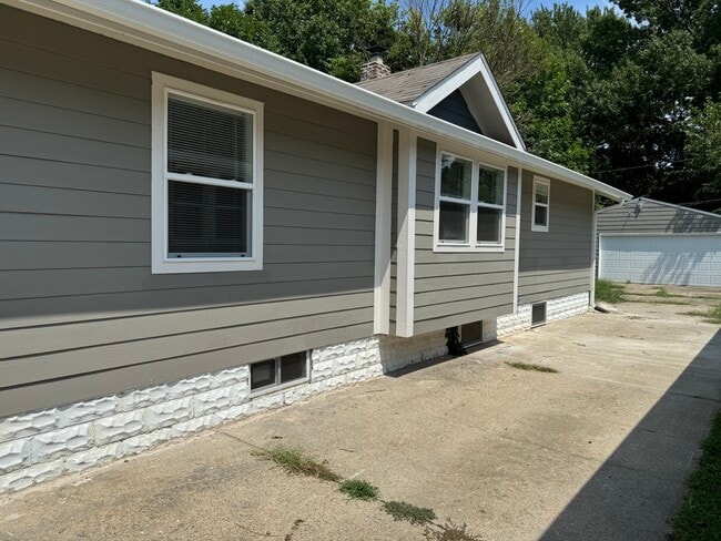 Building Photo - 951 N Bradley Ave