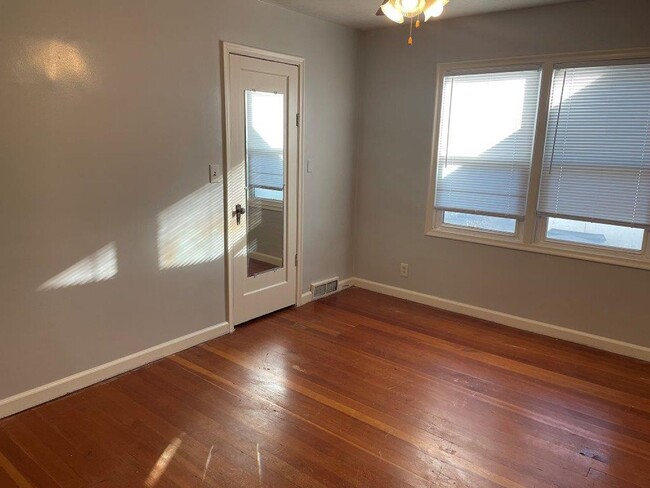 Building Photo - Deposit Moves You In!  3 Bed 1 Bath Home F...