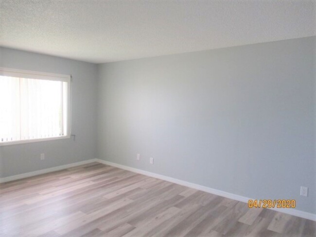 Building Photo - Beautiful 2 Bedroom Condo with Ocean Views!