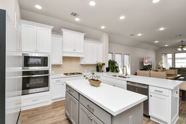 Building Photo - 5043 Morrison Dr