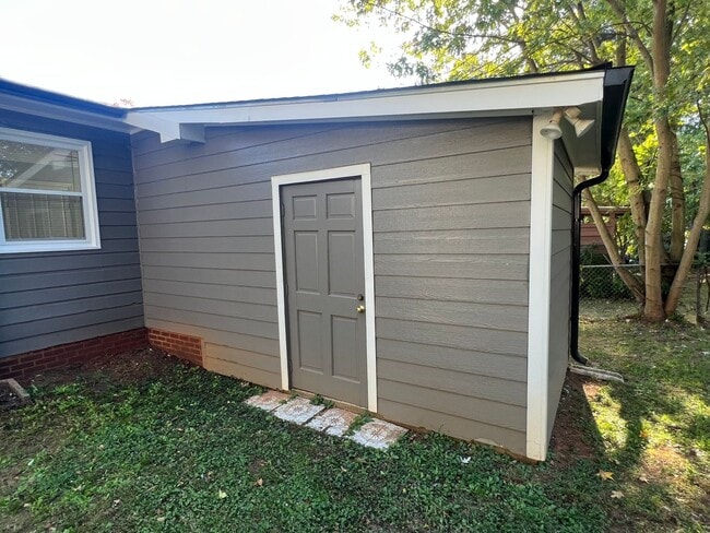 Building Photo - 909 SW Maynard Rd