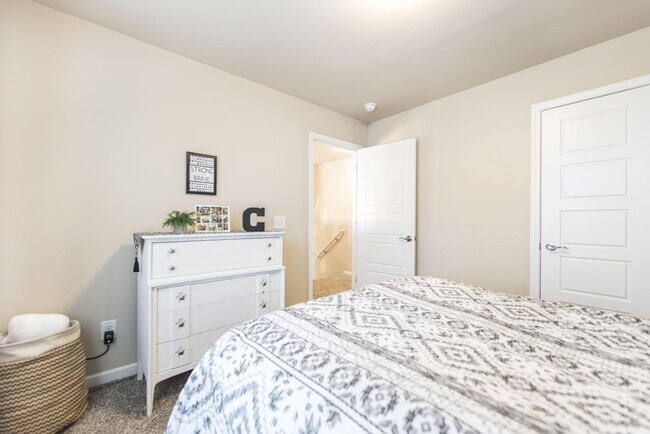 Building Photo - "Spacious 4-Bedroom Home with Granite Coun...