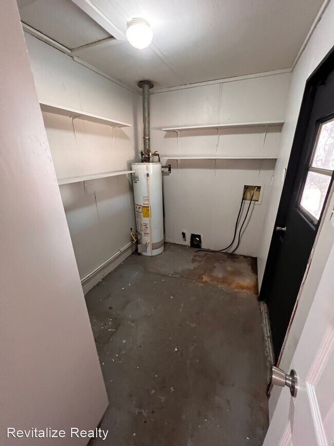 Building Photo - 3 br, 1 bath House - 1208 Castlewood Dr