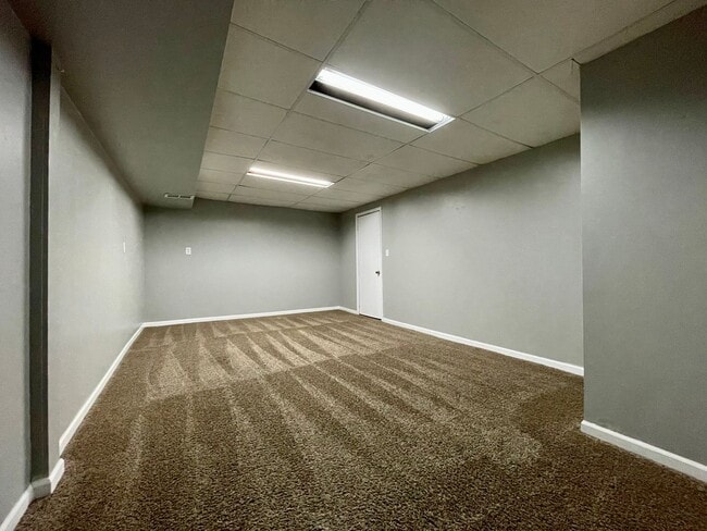 Building Photo - Spacious 5 Bedroom 2 Bathroom Home in New ...