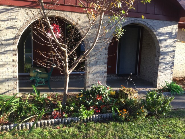 Building Photo - Pet Friendly! Three-bedroom Duplex Ranch Home in Surfside Beach! East of 17!