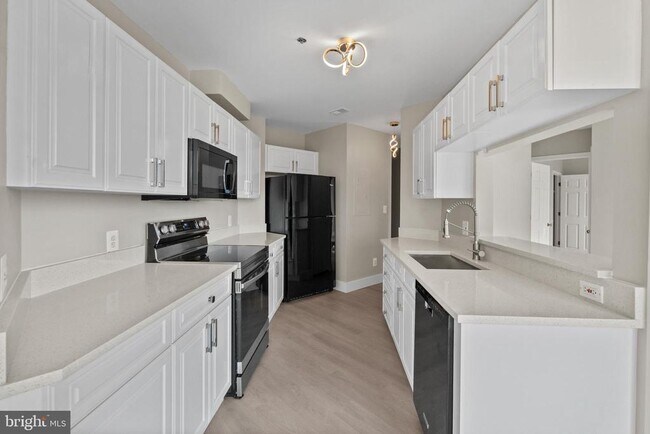 Building Photo - 100 Harborview Dr