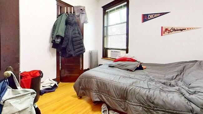 Building Photo - Top Floor Wrigleyville Two Bed Includes Heat