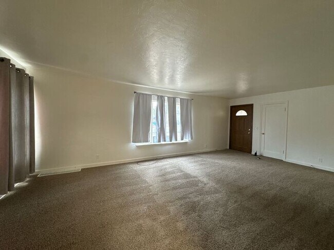 Building Photo - Charming 3 bed / 1 bath COMING SOON in the...