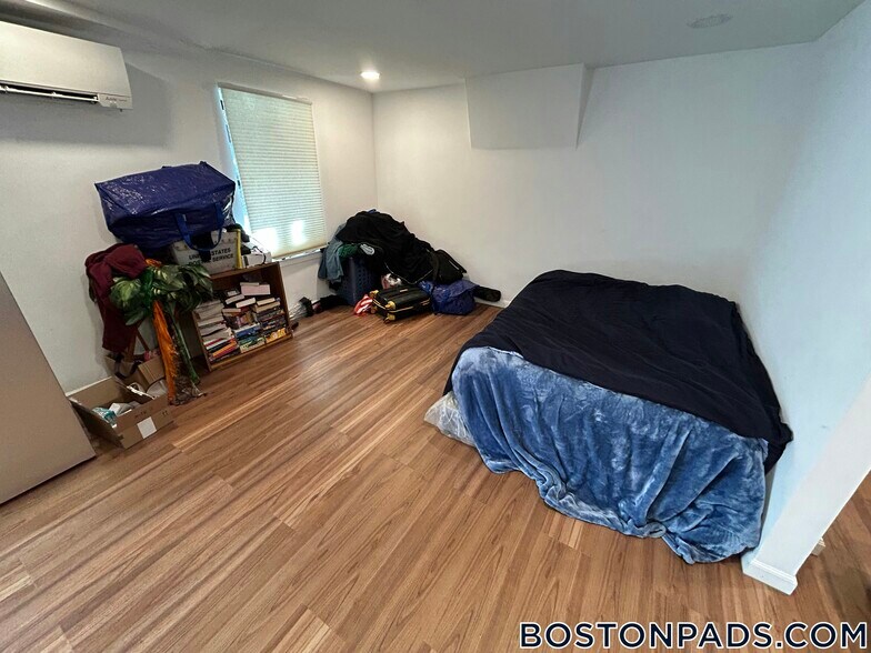 Building Photo - 688 Parker St