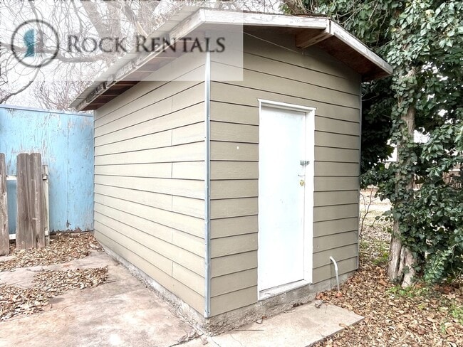 Building Photo - COMING SOON! 3 Bedroom 1.5 Bath House in Great Neighborhood