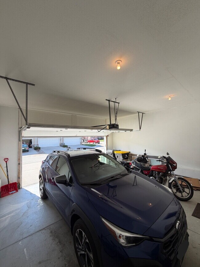 Building Photo - Charming 3-Bed 2.5-Bath Townhouse with Granite Finishes Near Jordan Creek Town Center