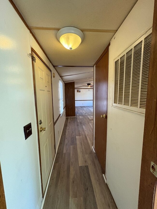 Building Photo - Spacious singlewide on private lot!