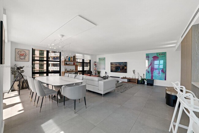 Building Photo - 1121 Crandon Blvd
