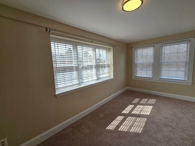 Building Photo - 288 Pleasant St