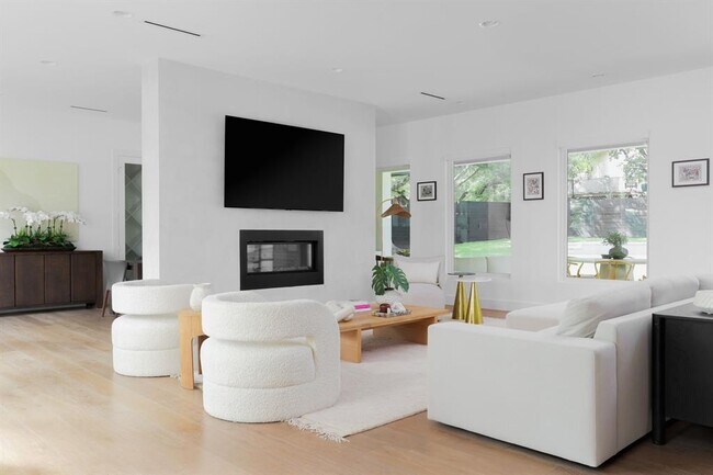Building Photo - 1800 Bay Hill Dr