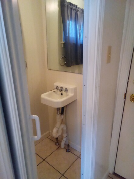 Building Photo - 914 Front St