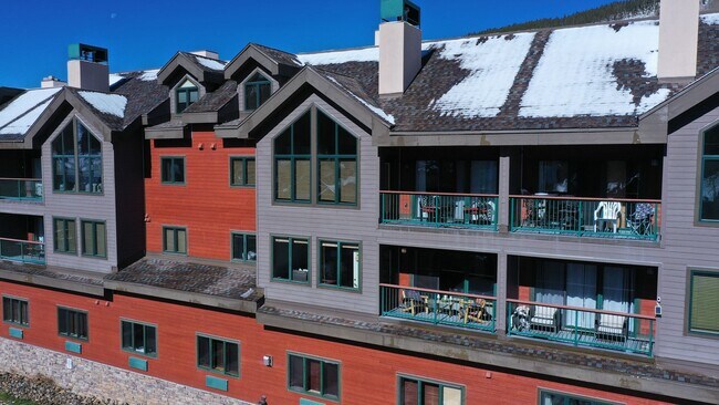 Building Photo - Evolve Real Estate: 3-6 Mos Lease Only Large Fully Furnished Condo Walking Distance to Keystone V...