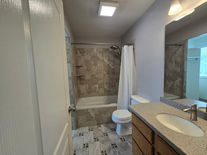 Building Photo - 802 Big Leaf Ct