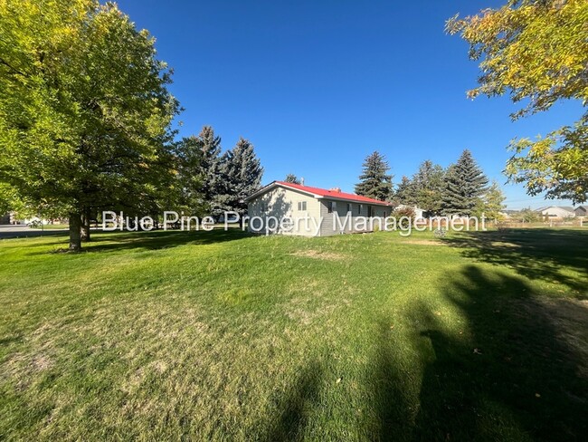 Building Photo - 810 Bergeson Dr