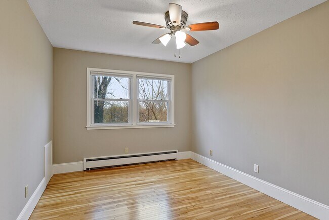 Building Photo - Large Remodeled 2 Bedroom