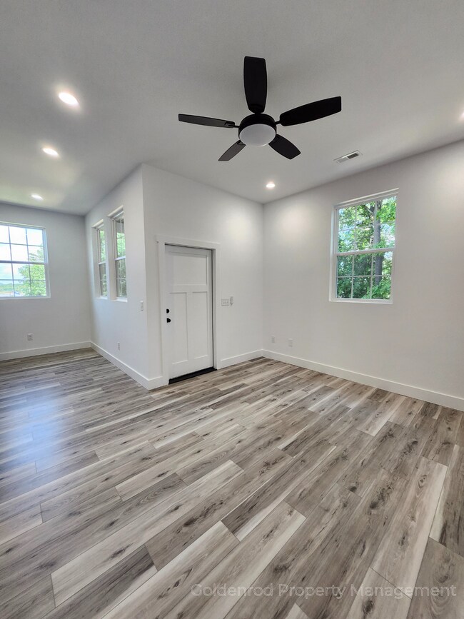 Building Photo - 208 Forest St
