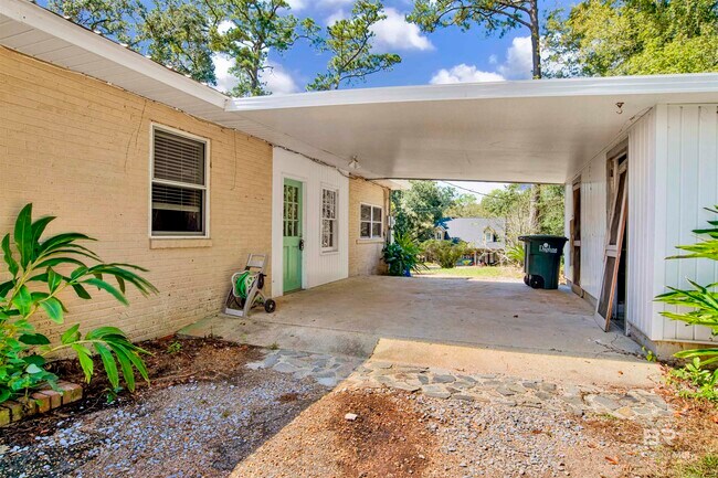Building Photo - 703 Belrose Ave
