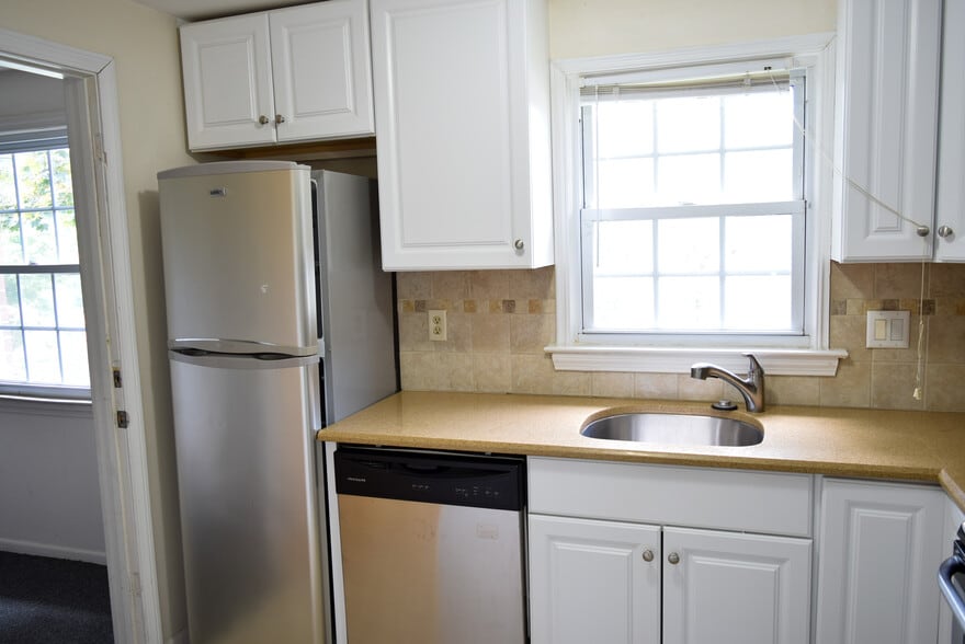 Kitchen - 49 Grandview Dr