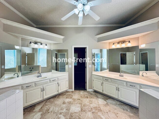 Building Photo - Beautiful, Spacious Home w/ Open Floor Pla...
