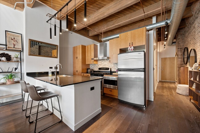 Building Photo - 1040 W Adams St