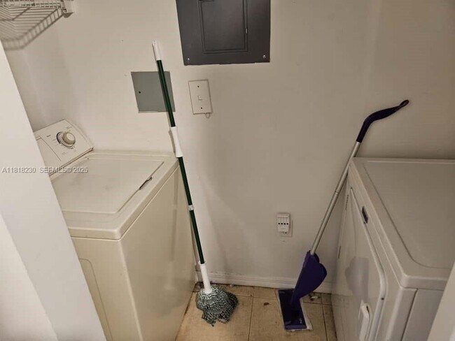 Building Photo - 207 Villa Cir