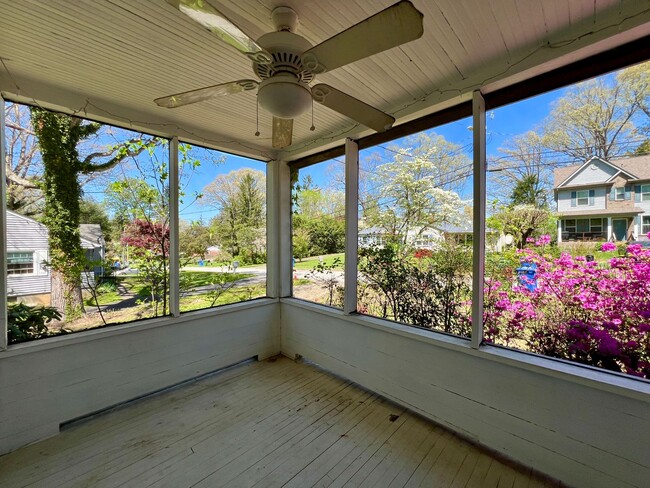 Building Photo - 3 Bedroom, 1 Bath, Nice Backyard!