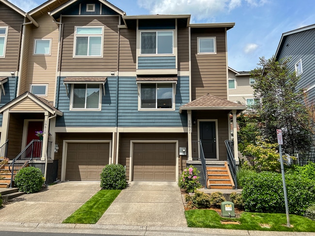 Building Photo - Great 3 Bedroom 2.5 Bathroom Townhouse End Unit!  2 Car Garage  + Washer & Dryer! Near Nike, Inte...