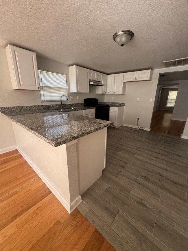 Building Photo - 512 Rice St