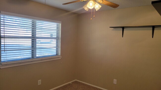 Building Photo - Leasing now! Cozy and comfortable 3/2/2 Brick Home Available for August