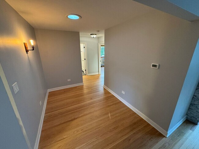 Building Photo - 1647 W Rascher Ave