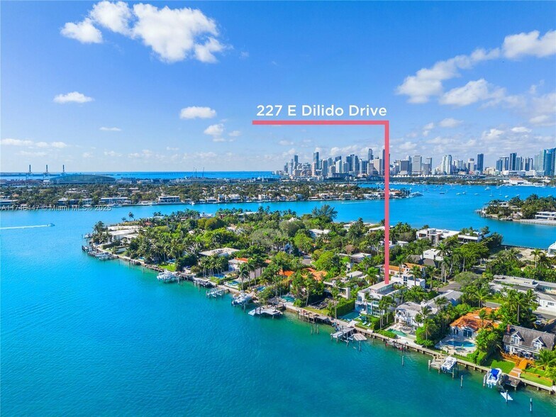 Building Photo - 1061 N Venetian Dr